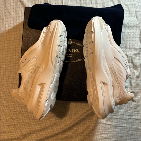 shoes with sporty allure reinvent an archive style with a contemporary twist - Picture 7 of 8